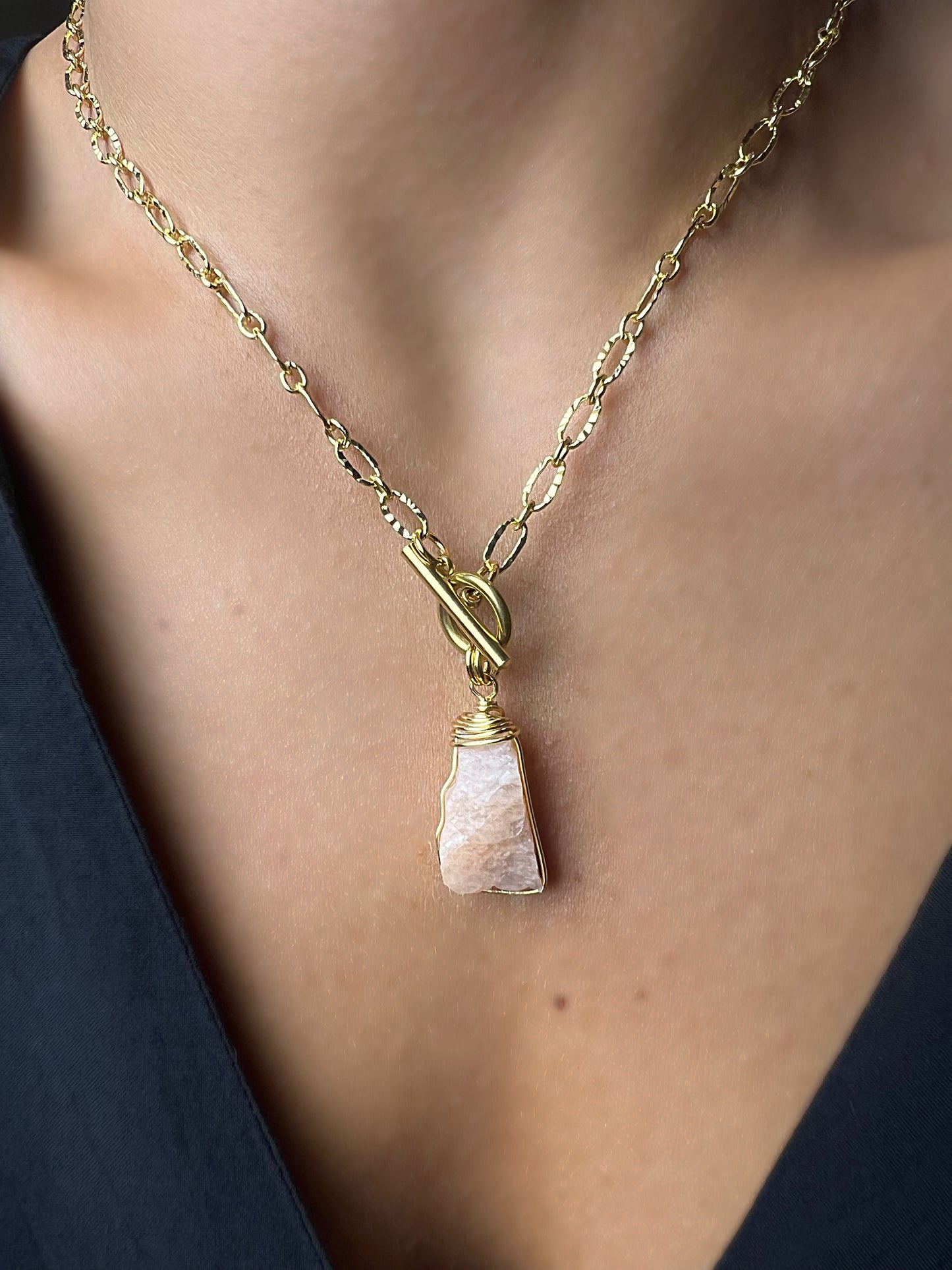 Collier épais avec une pierre