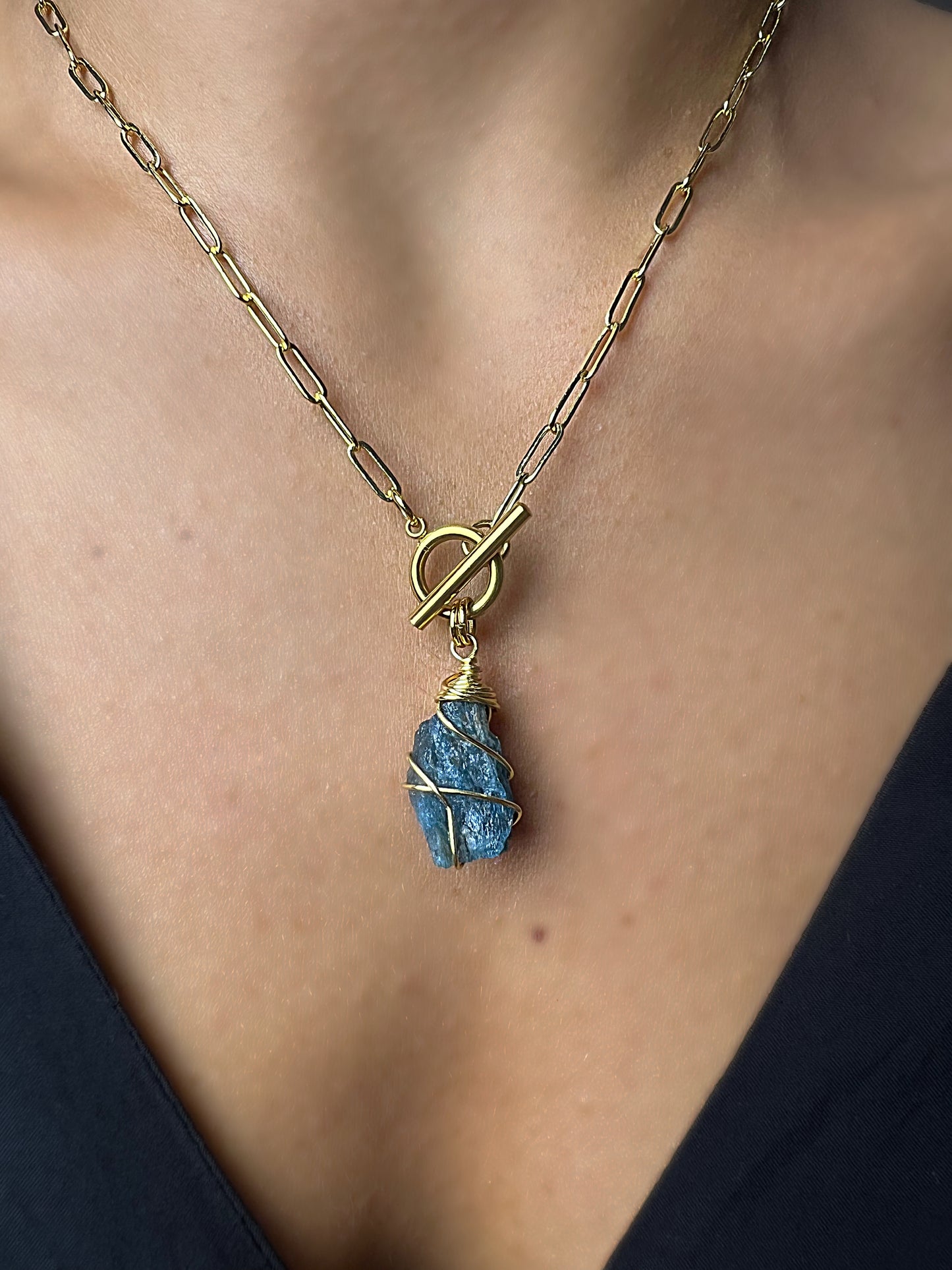 Collier épais avec une pierre
