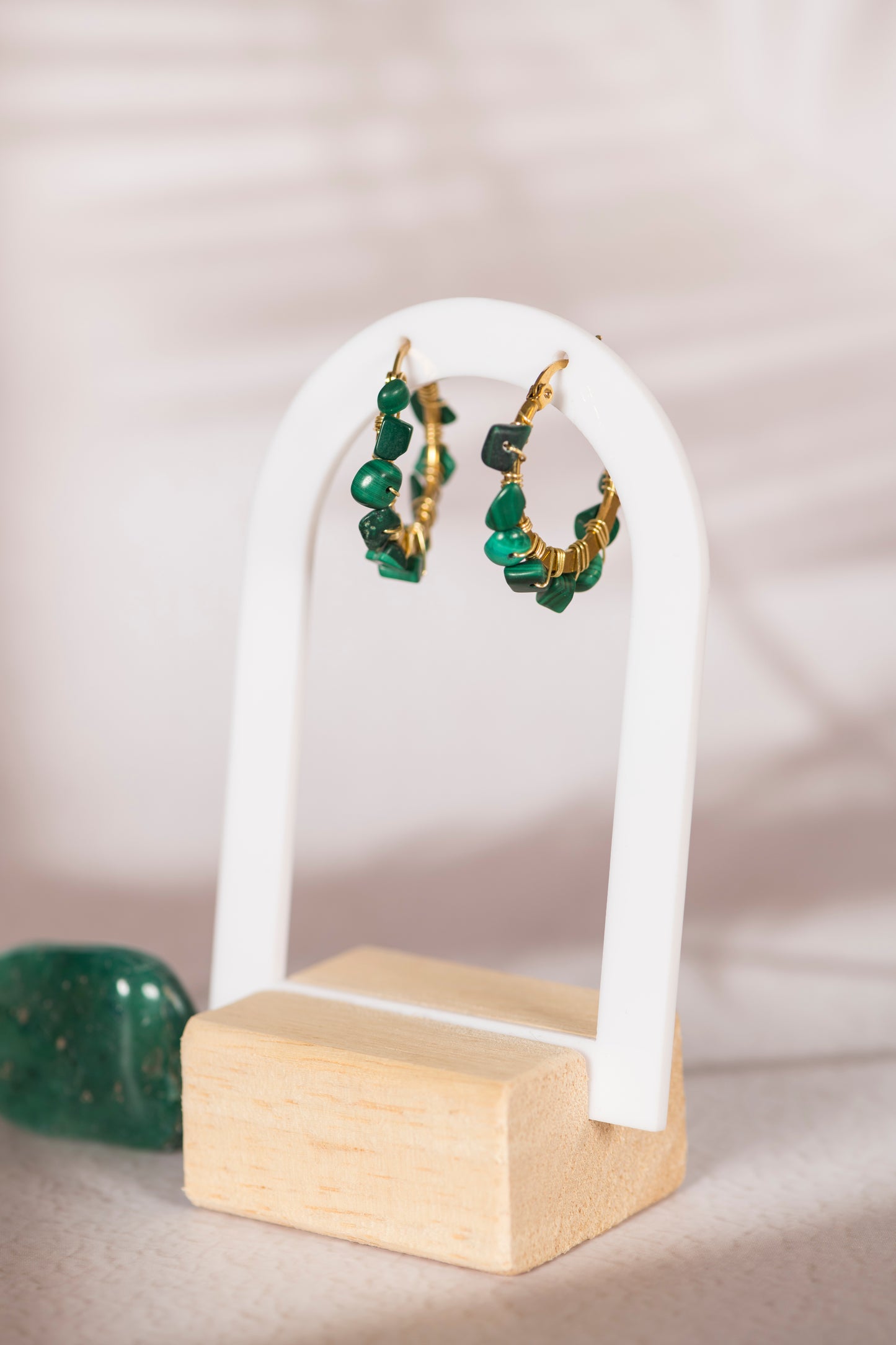 Boucles enveloppées de pierres