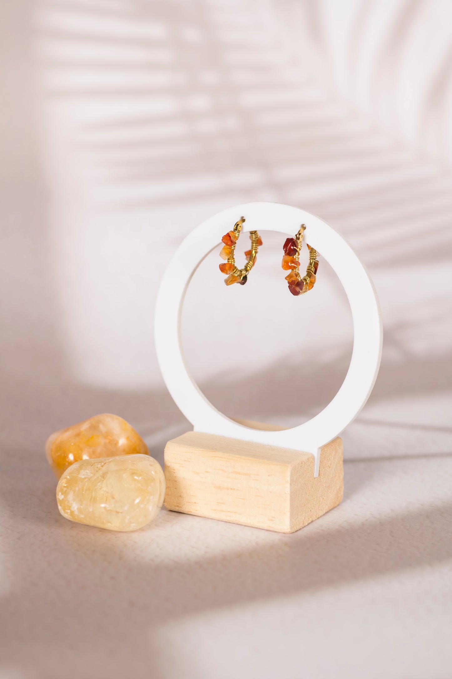 Boucles enveloppées de pierres