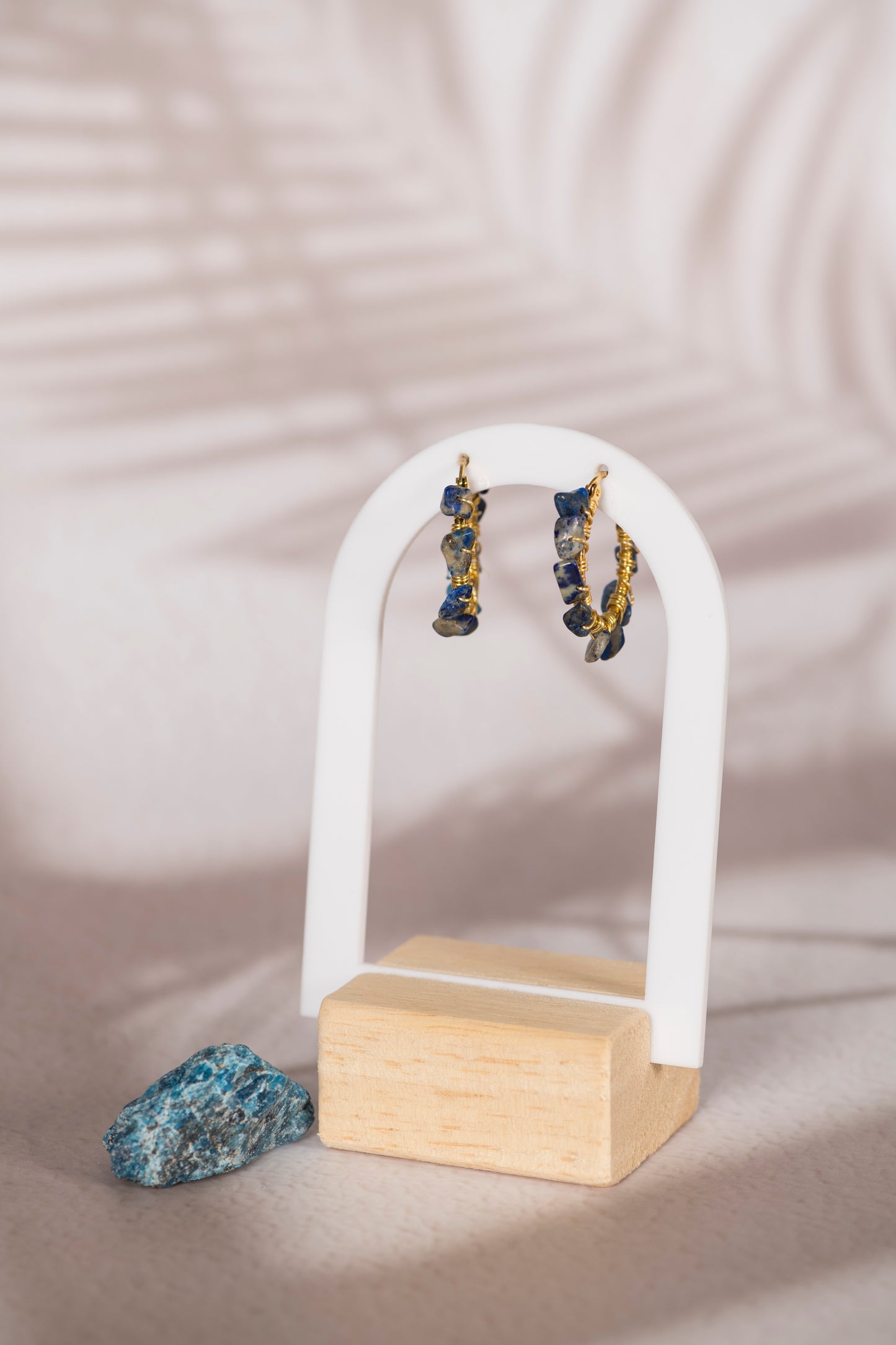 Boucles enveloppées de pierres