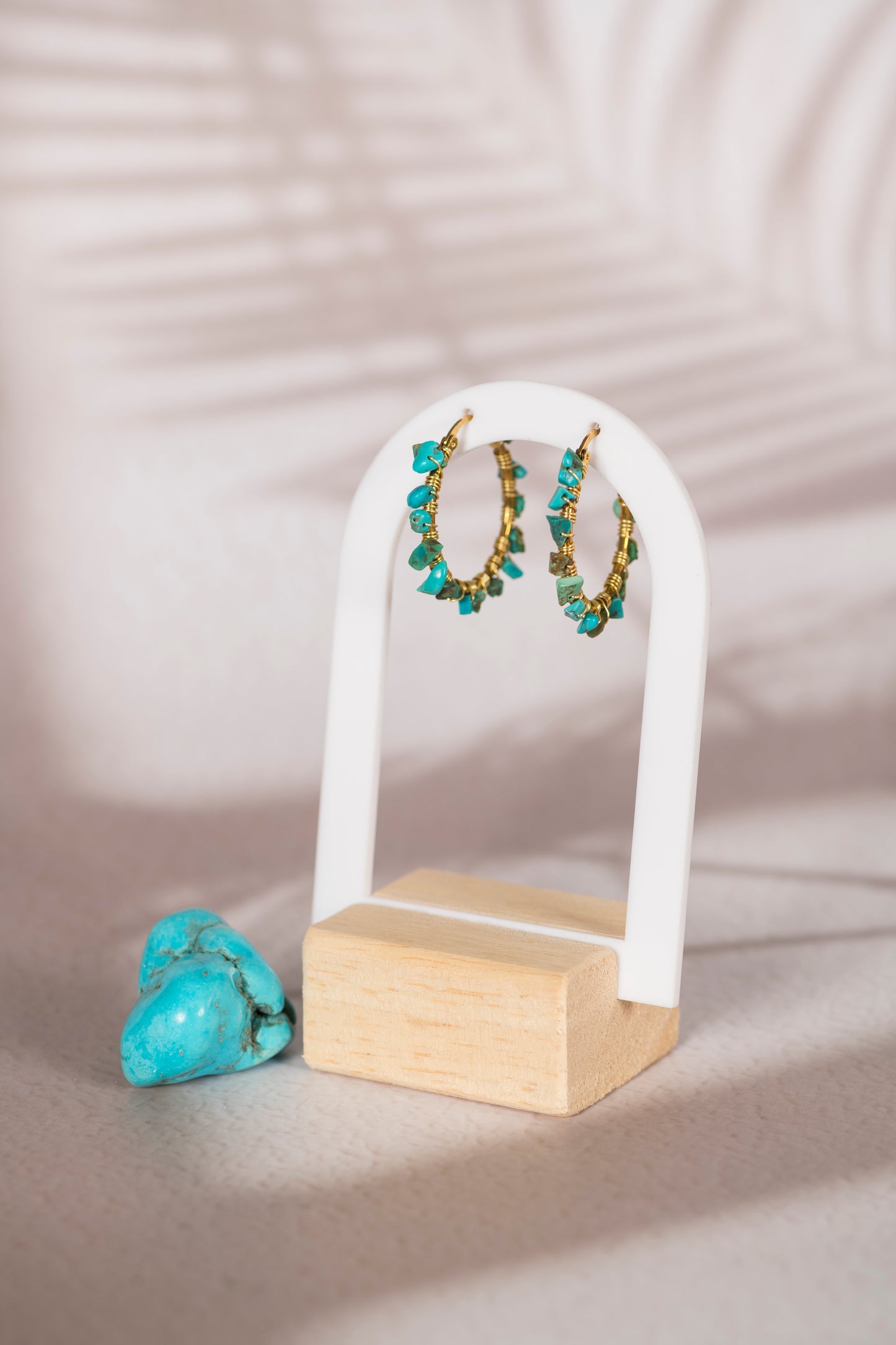 Boucles enveloppées de pierres