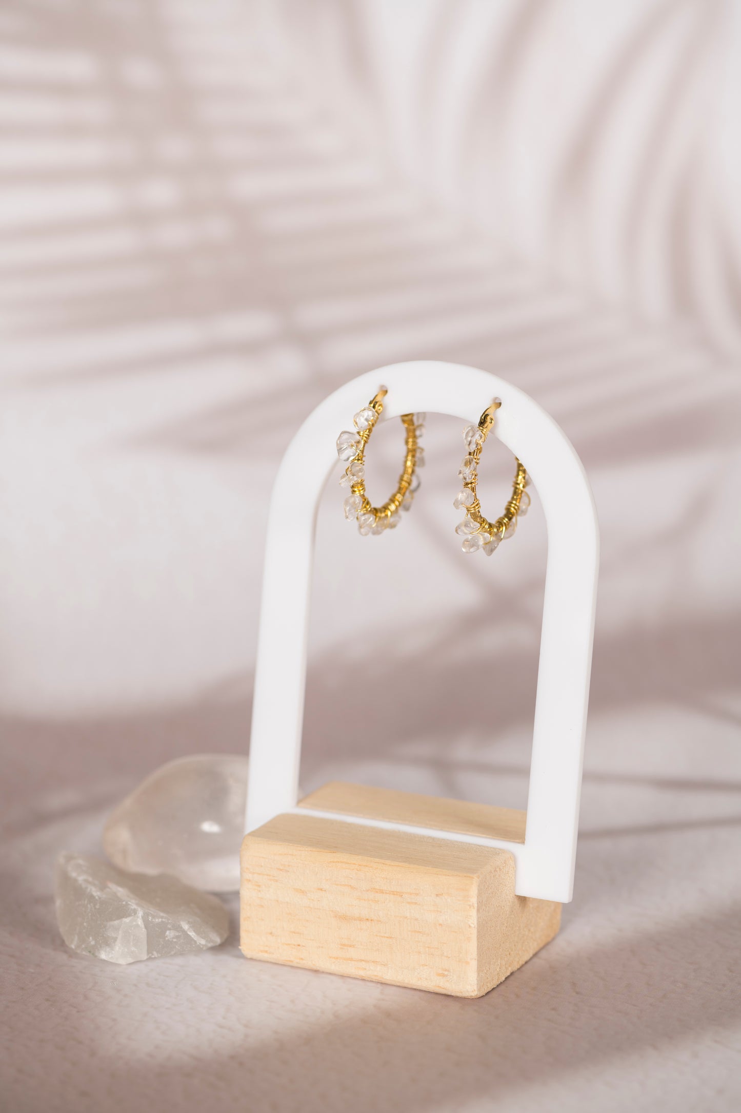 Boucles enveloppées de pierres