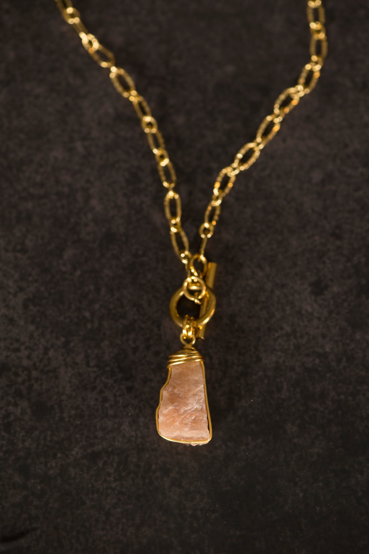 Collier épais avec une pierre