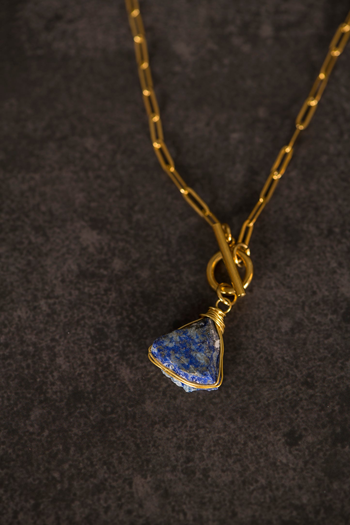 Collier épais avec une pierre