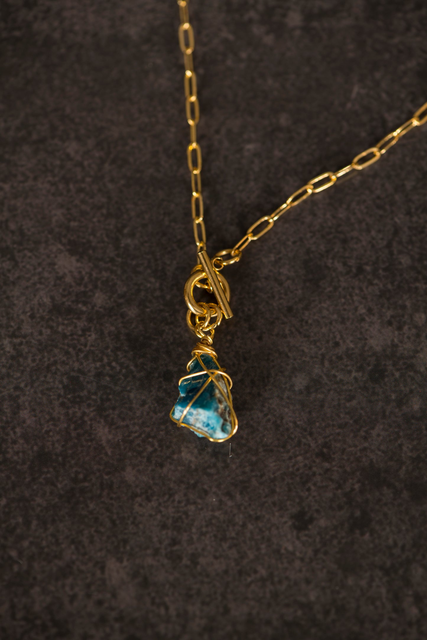 Collier épais avec une pierre