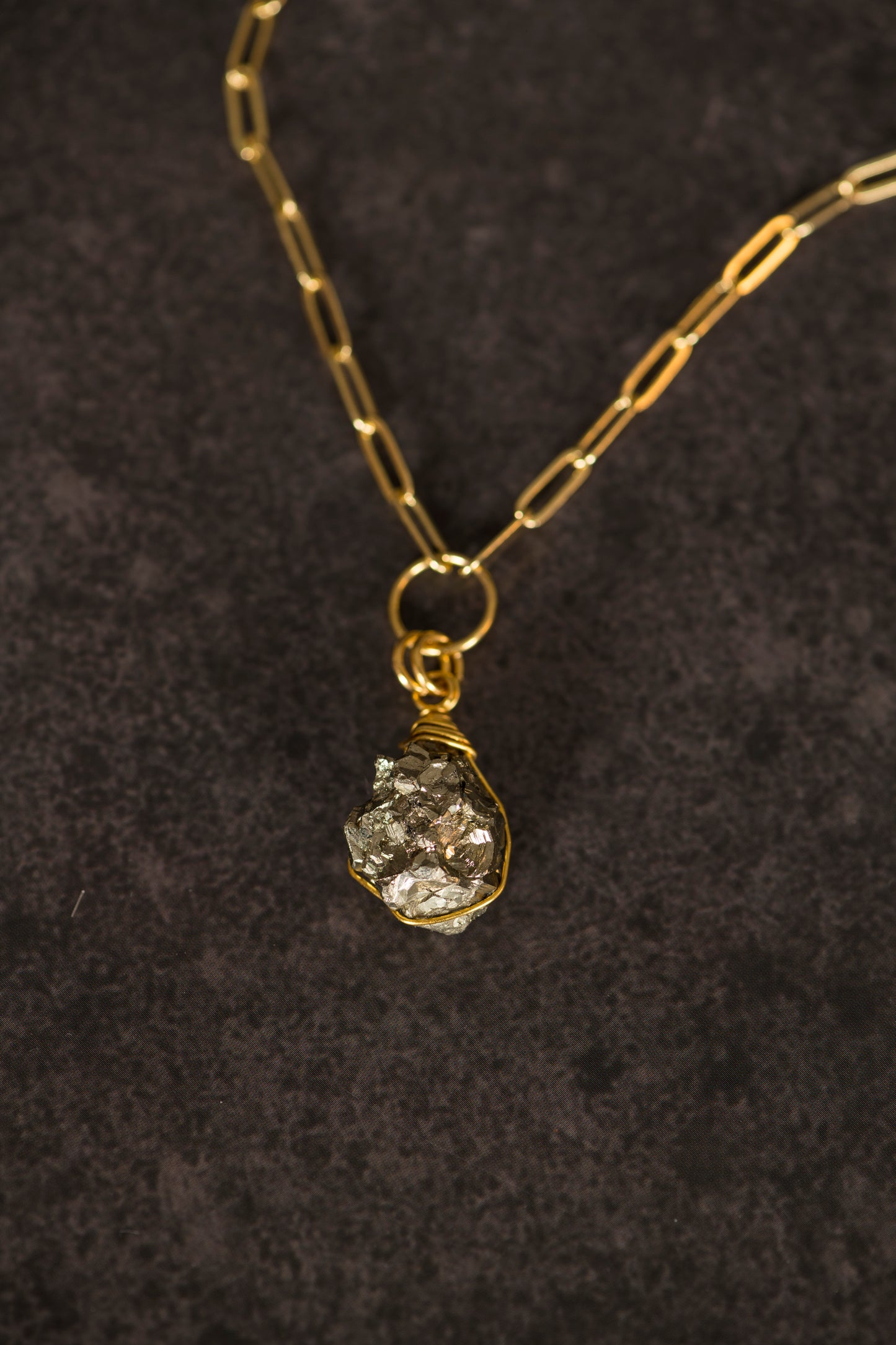 Collier épais avec une pierre