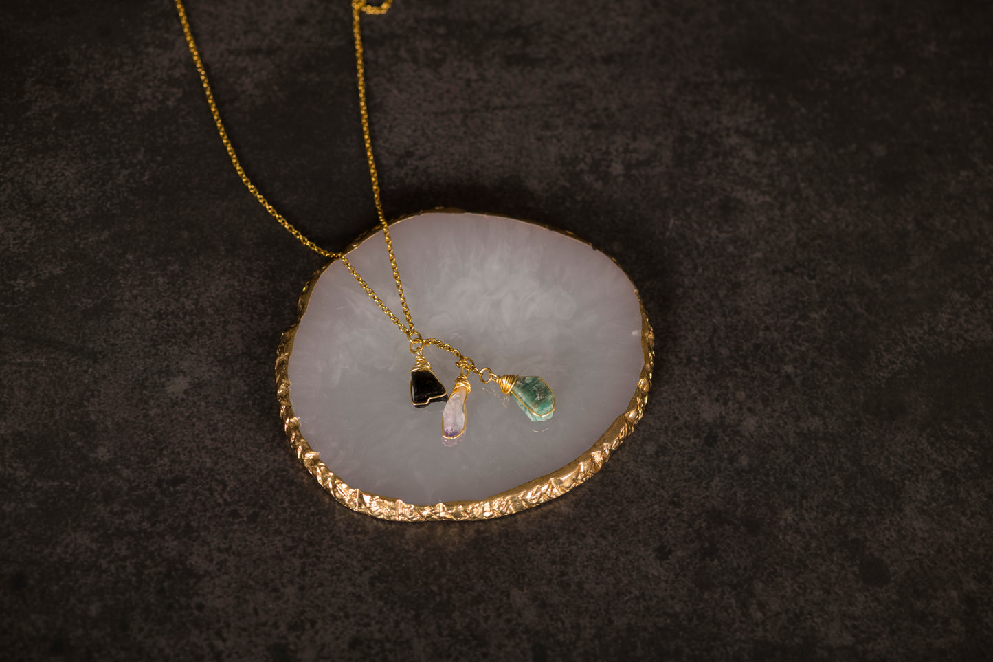 Collier fin a 3 Pierres
