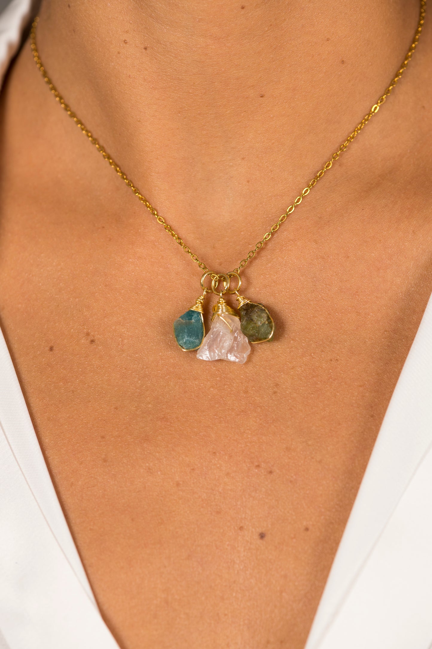 Collier fin a 3 Pierres