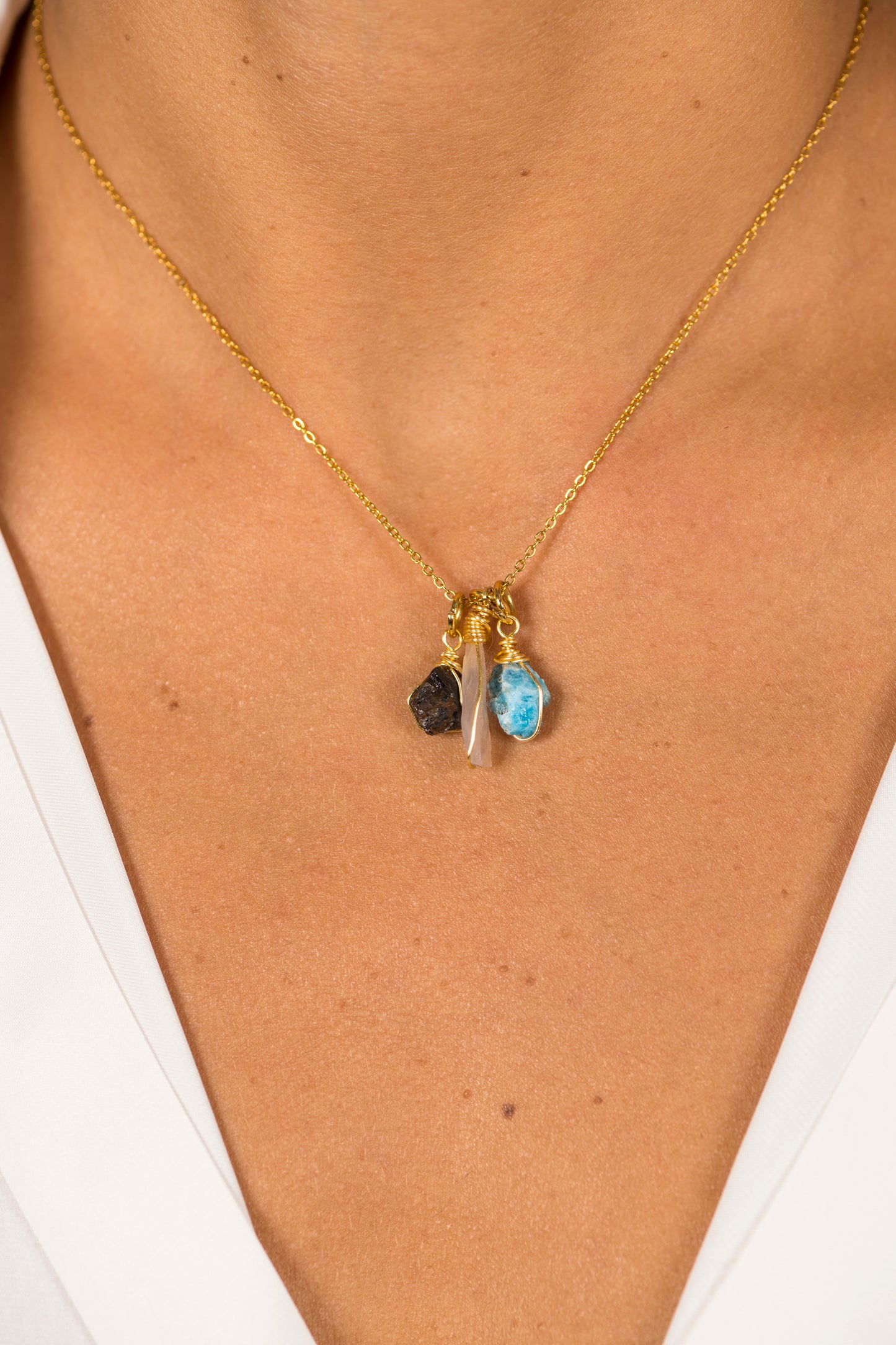 Collier fin a 3 Pierres