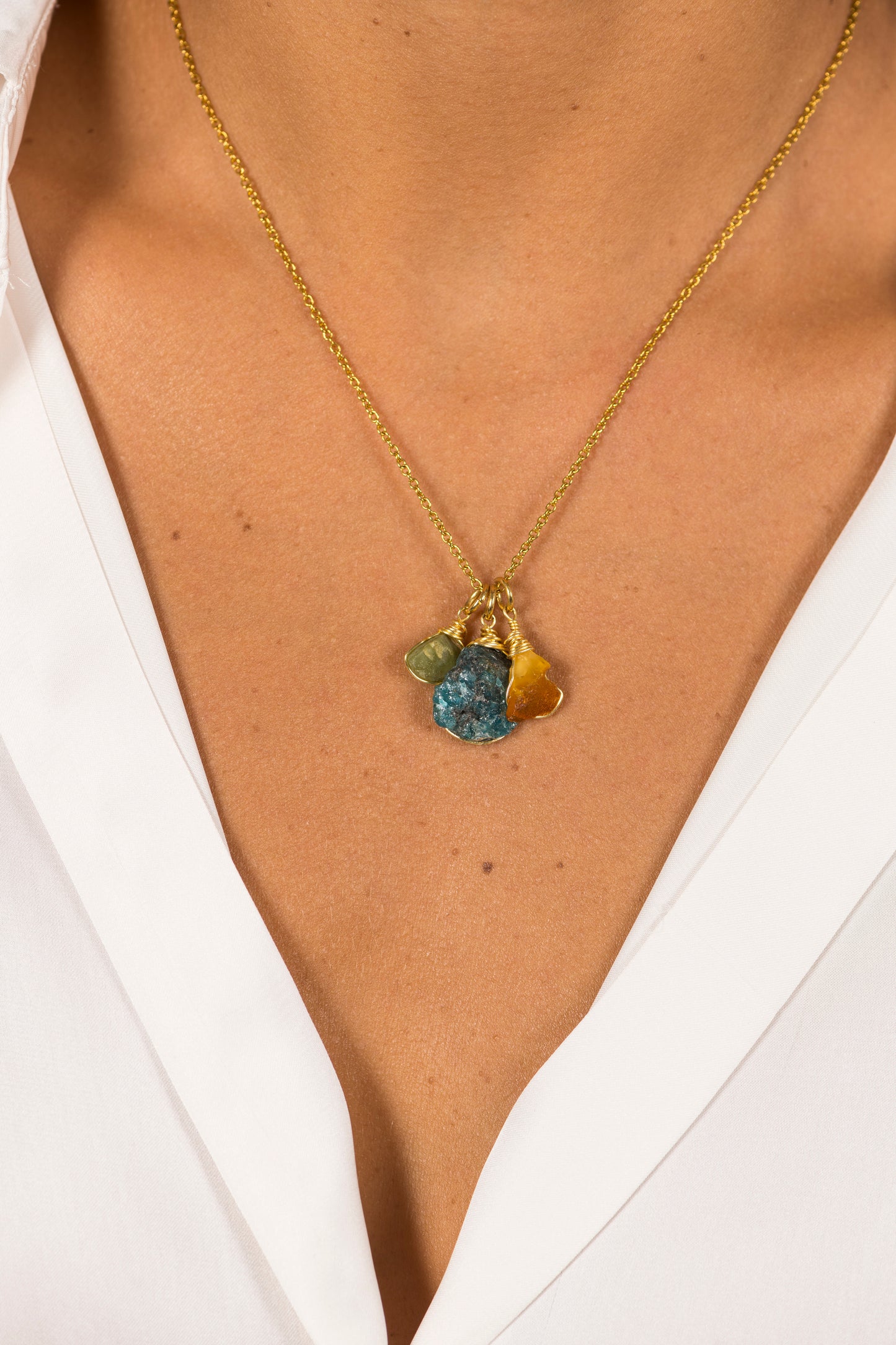 Collier fin a 3 Pierres