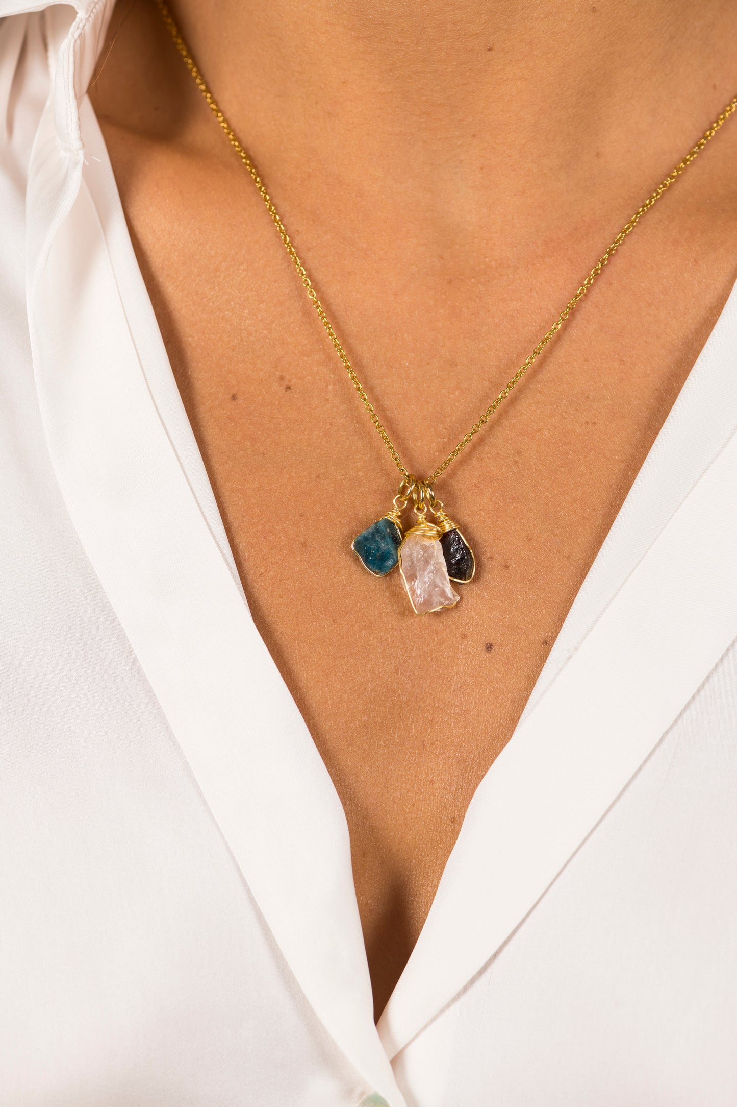 Collier fin a 3 Pierres
